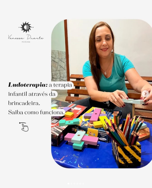 Vanessa Duarte em atendimento lúdico com criança, à mesa com blocos coloridos e lápis
